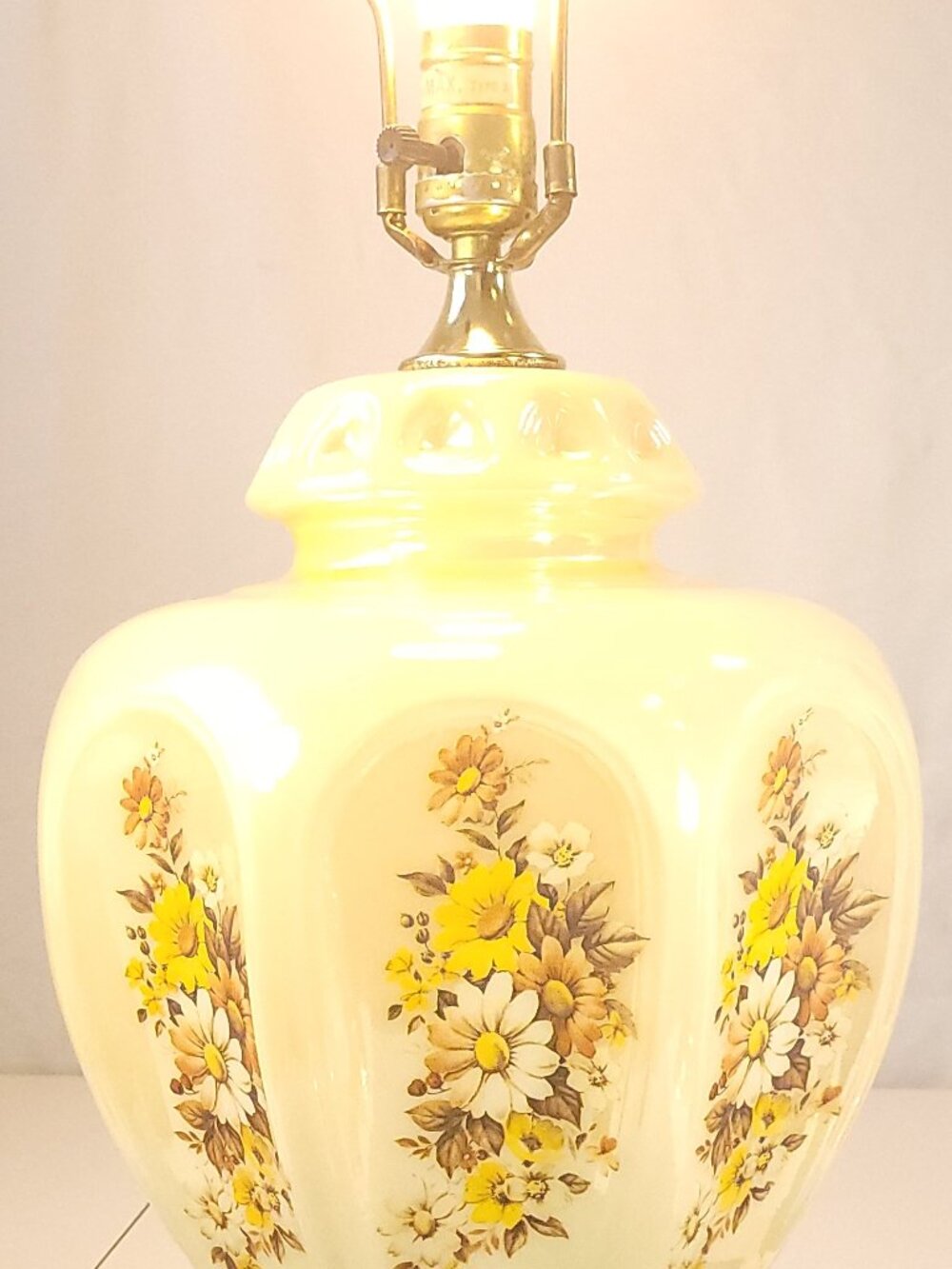 1970s Large 25" Milk Glass Table Lamp Yellow Daisy Wildflower Floral Retro Decor